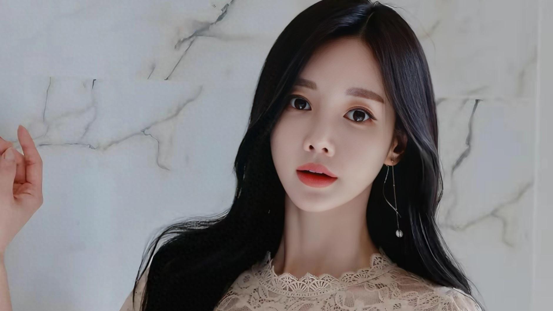 娇艳妙龄乐水畔，睫羽低垂含情曼，香肩半露倚春风，笑靥盼妆更争艳