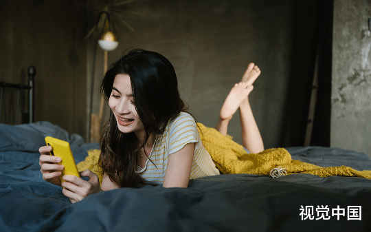 他说吃素是善良，却背地生啖血肉，还图谋我腹中胎儿。我默默摸出猎枪