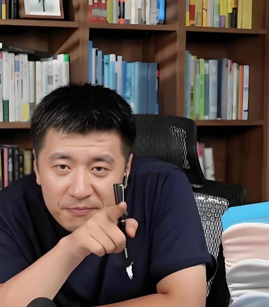 张雪峰是草根逆袭的典范，无论是口才还是水平，不输董宇辉，但是给广大网友带来的价值