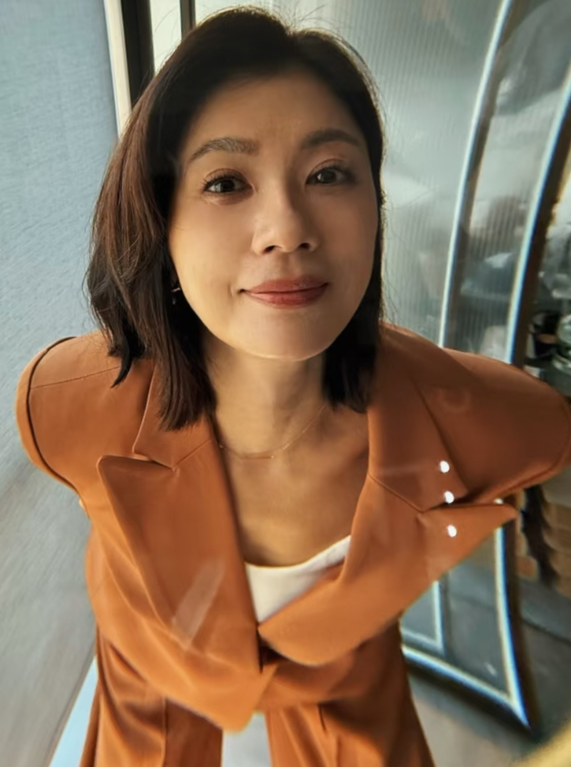 我有一个大胆的想法
这个视角的贾静雯岂止真性情，简直不一样的烟火
长得好像小时候