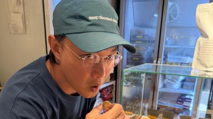 陈奕迅烘焙店买点心，搞怪pose拍照很有趣，品尝美食让网友看馋了