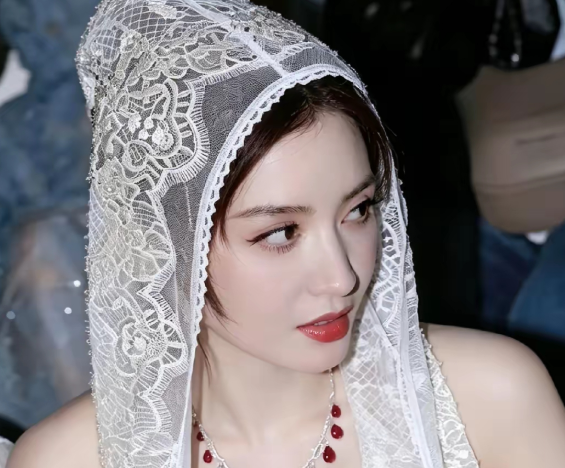 不愧是耀客传媒的美女老板娘
这才是名副其实的“白富美”嘛！穿上白色连帽低胸蕾丝裙