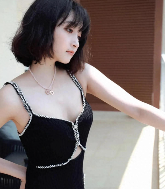 关晓彤留俏皮短发，身穿黑色连体套装裙越来越成熟有魅力