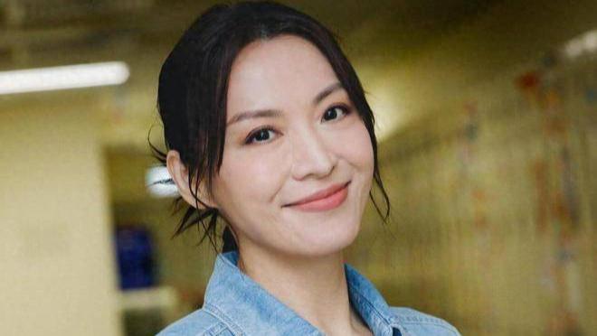 TVB实力派花旦陈炜，近年来无论是在演艺事业上还是家庭生活中，都迎来了稳步上升的双重丰收