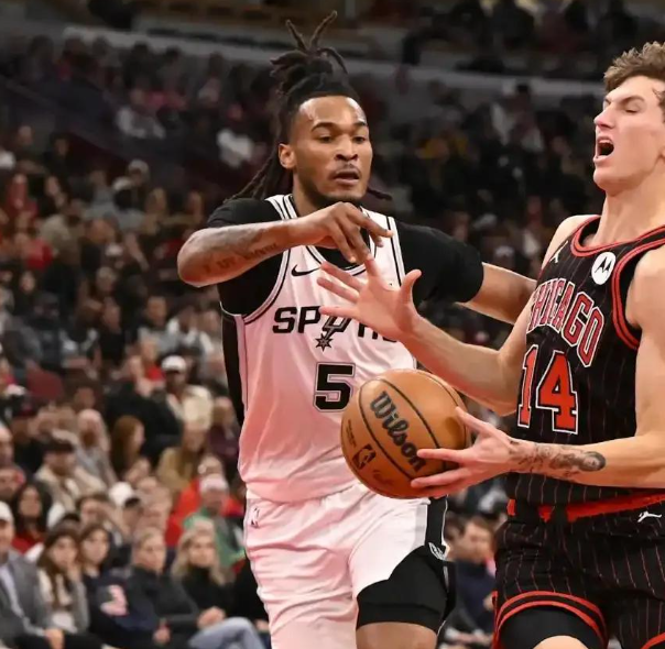 卡斯尔也是个三双机器

随便打打 又是三双了感觉  后卫最难的不是得分和助攻是篮