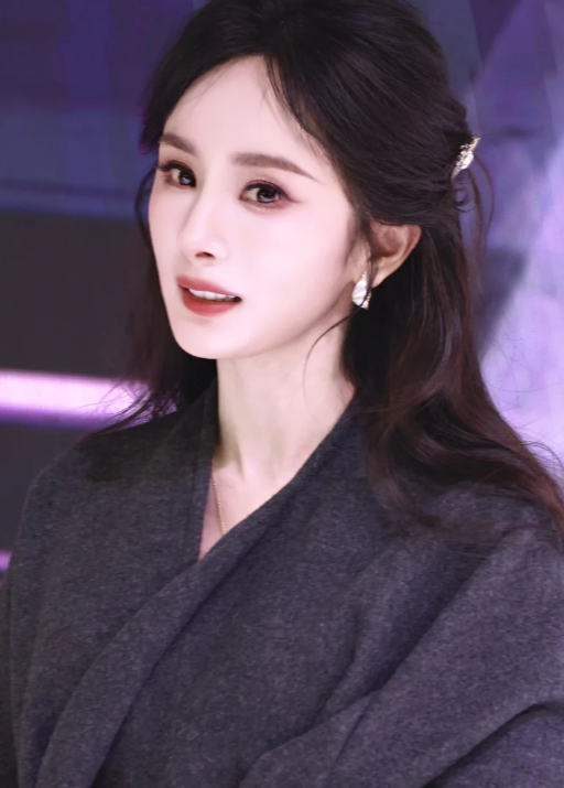 杨幂40岁了还没被地心引力“抓”住
腰间没赘肉、体态无发福，腰细腿长又白又亮，完