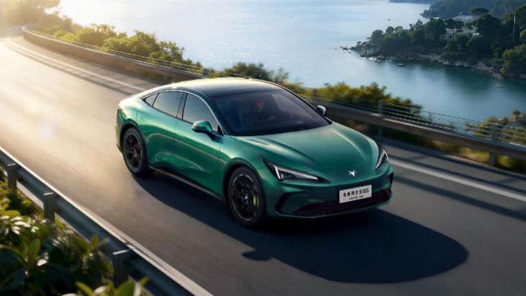 530马力纯电+77kW增程双线出击！极狐S5这次要血拼比亚迪汉