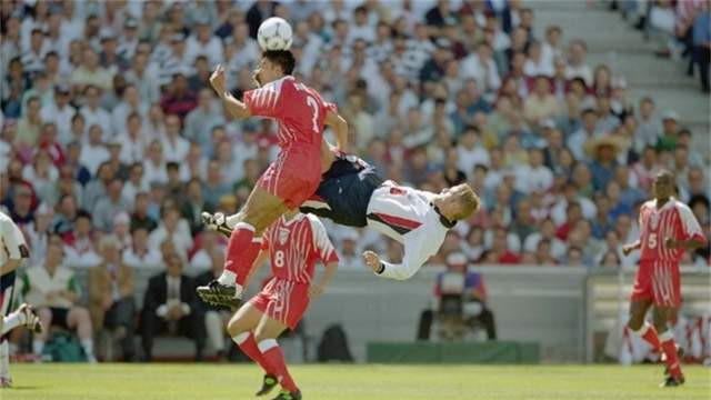 不爱足球的英超名将，耽误英格兰却理直气壮，还跟队友在场上互殴