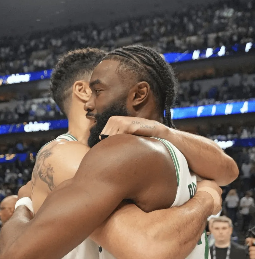 根据之前的报道，凯尔特人通过交易把杰伦-布朗送到了76人。
ESPN记者Ram