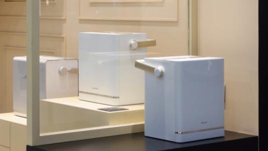 厨房油窗擦不掉？试试直接用“热水洗窗”