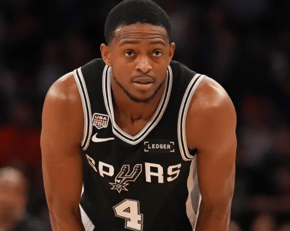 NBA总决赛第四节比赛中，布伦森出手被文班大帽，福克斯快攻上篮又被阿奴诺比封盖。