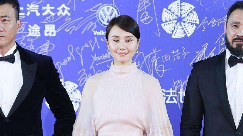 袁泉红毯造型简约高级，黑裙冷艳性感，高级质感女神范十足