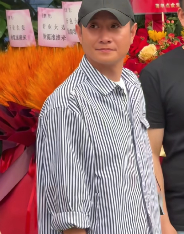 文章的面馆正式开业唯一送花篮的明星竟然是他
位于上海青浦的八号院儿门前再次围满了