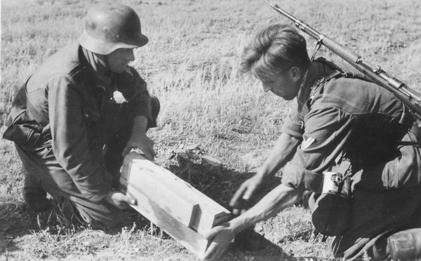 布设YaM-5型反坦克地雷的德国工兵