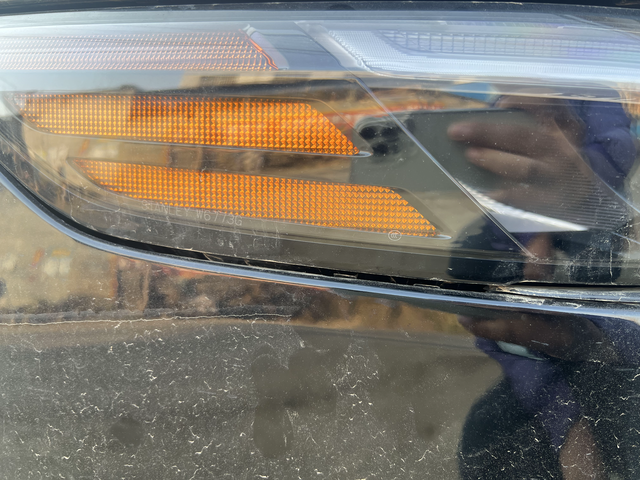 大灯下面缝隙
右大灯和保险杠之间的缝隙有些大，正常吗？我这个之前在4儿子店换过大