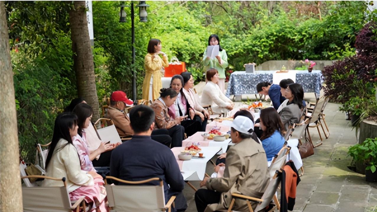 春田花花”让人怡然自乐——跳笔润物行159&160班春日茶会