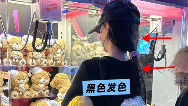 37岁杨颖状态好，带儿子小海绵游乐园玩耍，杨颖玩抓娃娃机上瘾！