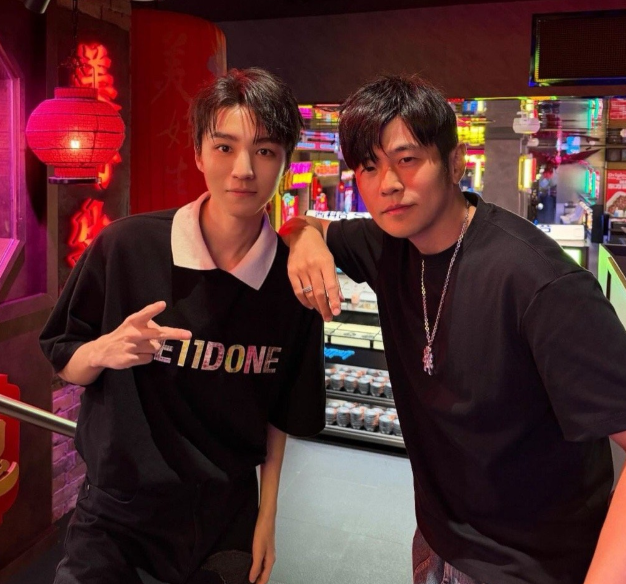 王俊凯和周杰伦这一对真的太好嗑了
从16岁到27岁，王俊凯连续11年在1月18日
