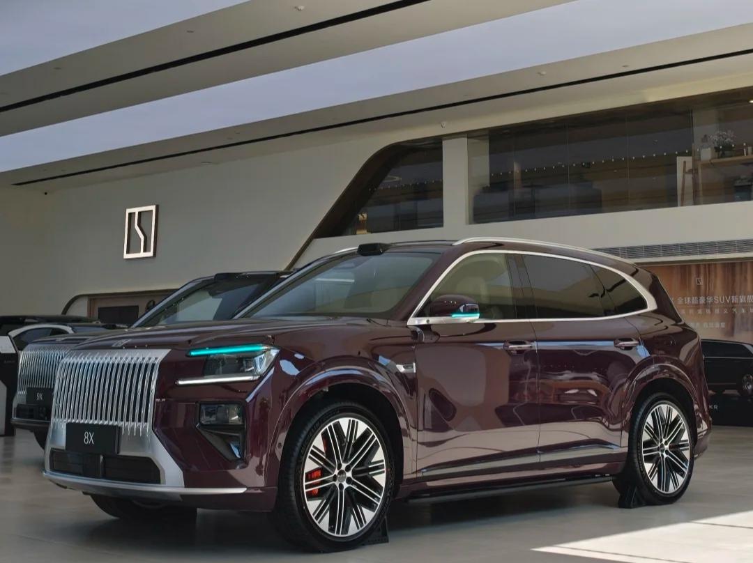 按价位以及车型定位来算，其实极氪8X的竞品严格来说不算多，在我看来就俩，一个问界