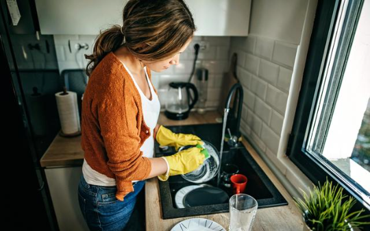 儿子给丈母娘买五十万一针的抗癌靶向药，转头给我送一箱快过期的蛋白粉。
