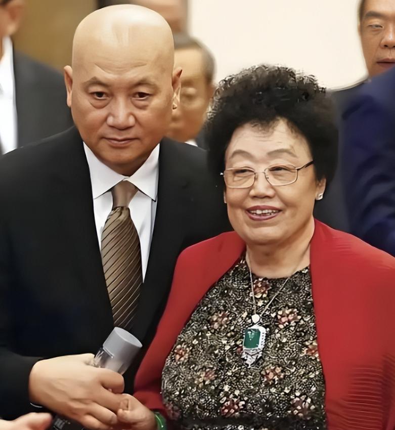 现在担心迟重瑞有没有自己的财产，一辈子守着一家子人。
 
就陈丽华才是他唯一的亲