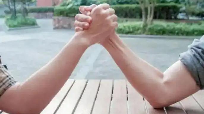 15 岁男生掰手腕骨折索赔，2026 年法院驳回：自愿自担风险