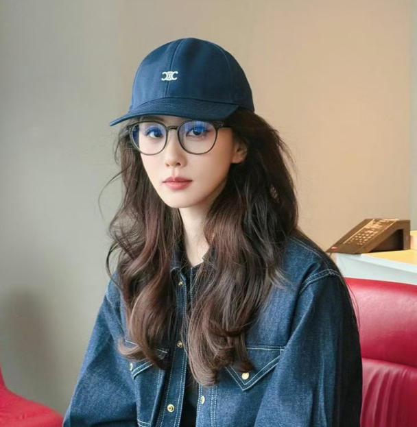 刘诗诗牛仔系穿搭太绝了
难得的营业动态里，刘诗诗一身丹宁牛仔风现身，把松弛自在的