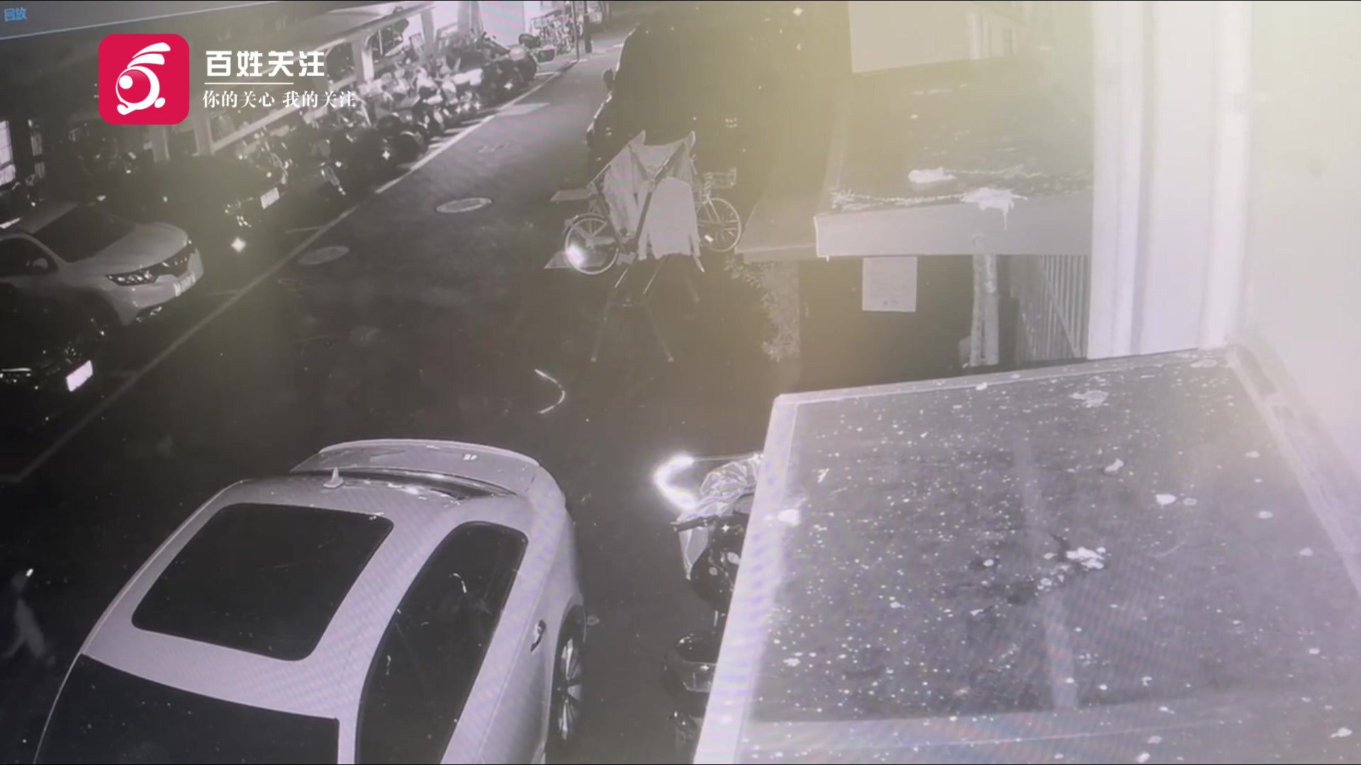 监控杭州一老人绕车两圈捡石子故意划伤车身 车主：已报警 警方已立案