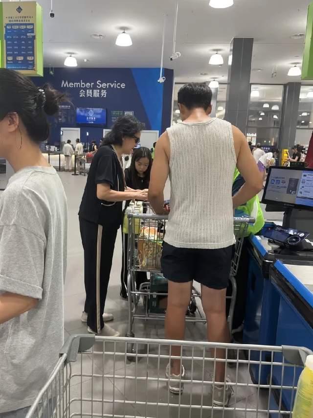 高云翔携女儿小酒窝逛超市，今年44岁的他显沧桑，像邻家大叔