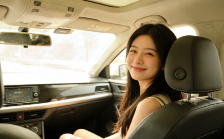 老公秘书坐在副驾上，还挑衅我，我直接抄起包砸过去：滚下车！果断离婚，带娃跑路