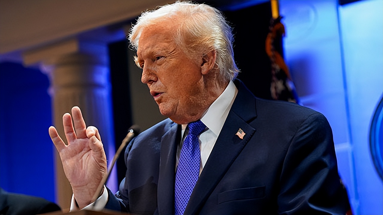 谈判不成又出昏招，特朗普下令封锁海峡，或搬起石头砸自己脚