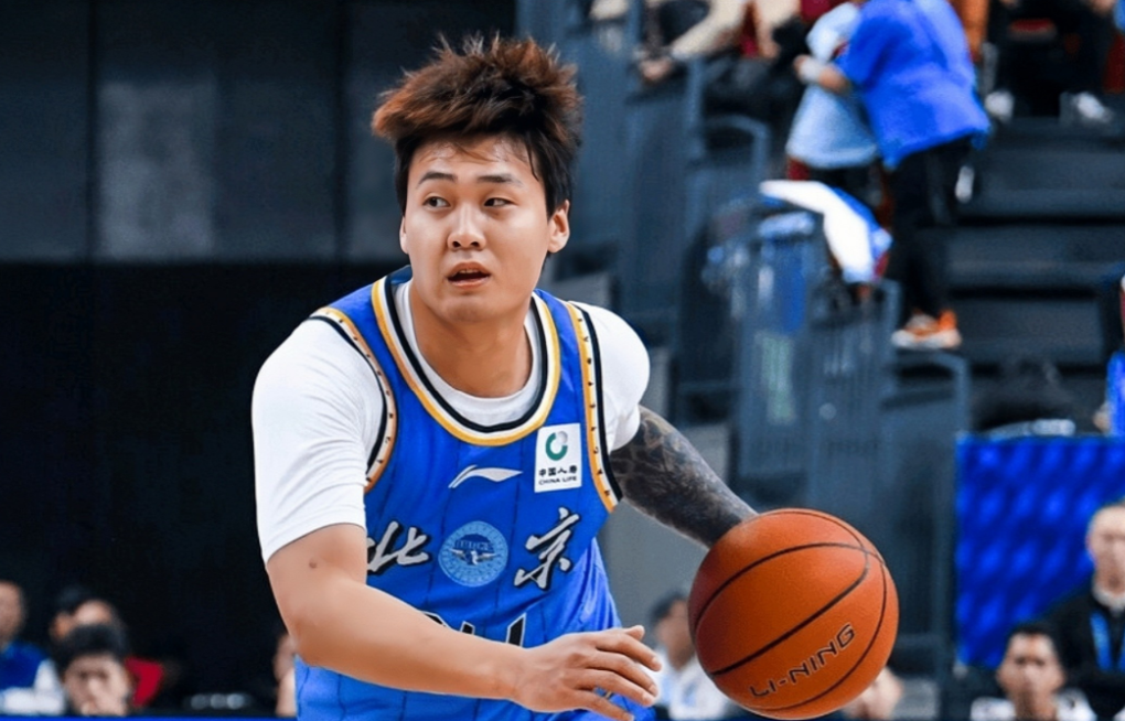 赵睿又伤退，北京男篮主场不敌北控无缘德比战取胜。CBA常规赛，迎来了北京德比，北