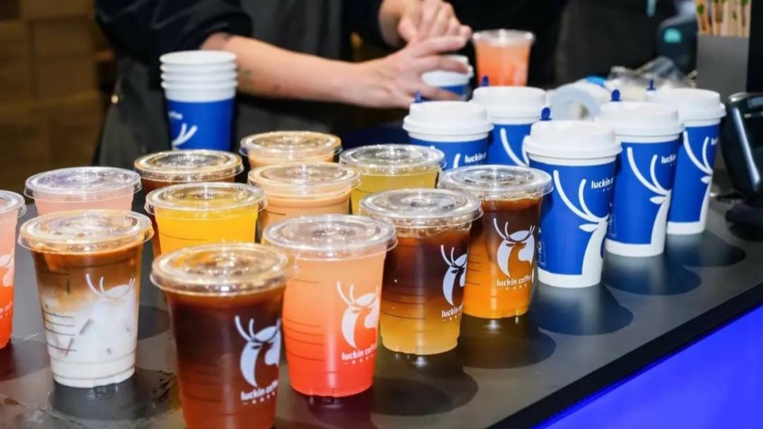 瑞幸亮出2025年报：外卖大战下配送费多花了40亿，CEO说要拓宽产品价格带，用足够耐心去拓展美国市