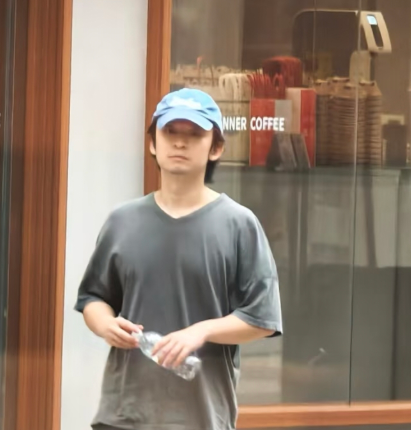 32岁董子健现身广东旅游
他现实中真人看起来很成熟老气，充满了沧桑感，外表要比实