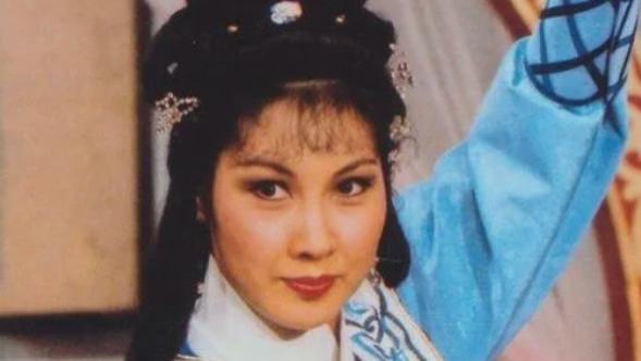 《一剪梅》中饰演沈心慈一炮而红，曾被医生判定瘫痪，后成为纸绣艺术家重启人生