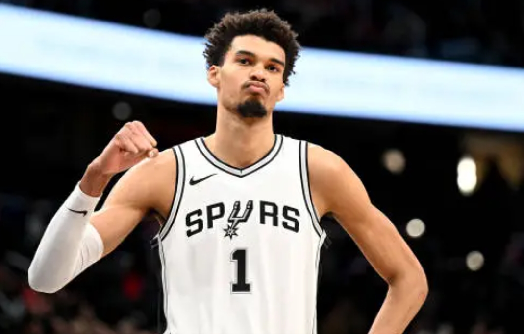 文班似乎找到最适合自己的硬解发启位置了
既不是低位，也不是三分线外，而是牛角位