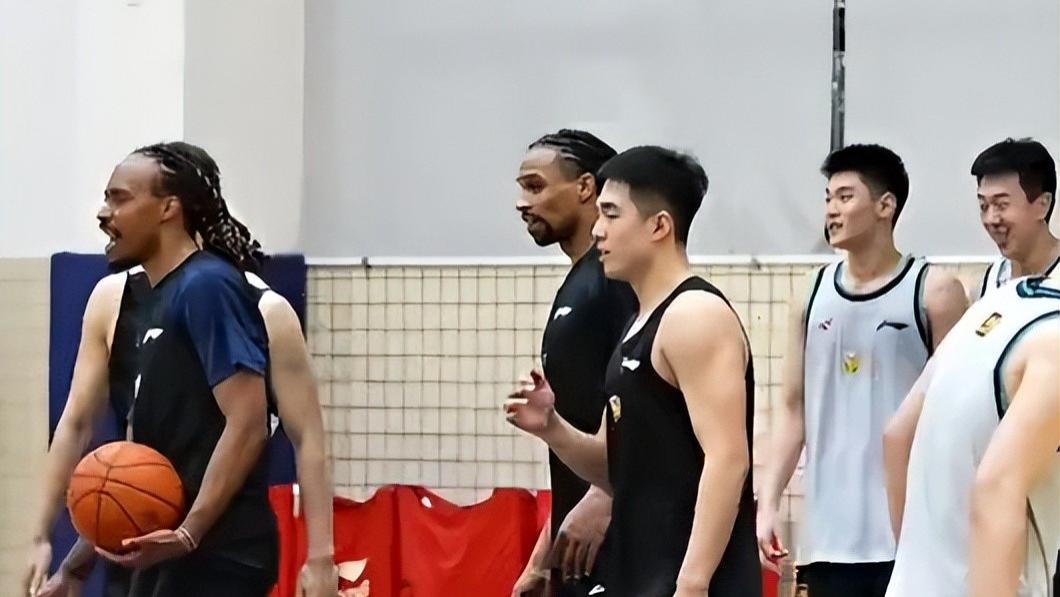 广东队内对抗赛激烈，小崔手感好，麦考尔突破犀利，杜锋满意！