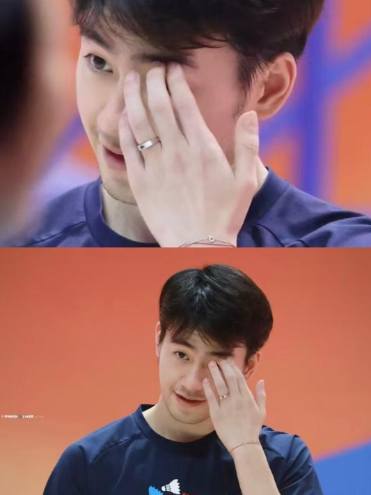 赛场上专注打球的王昶，抬手时不小心露出婚戒，低调又温柔，赛场得意情场也很圆满 ​