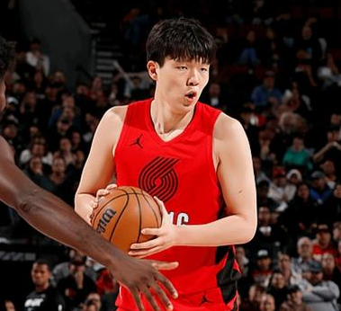杨瀚森未出战，开拓者险胜国王。NBA常规赛，开拓者客场挑战国王，这场比赛杨瀚森未