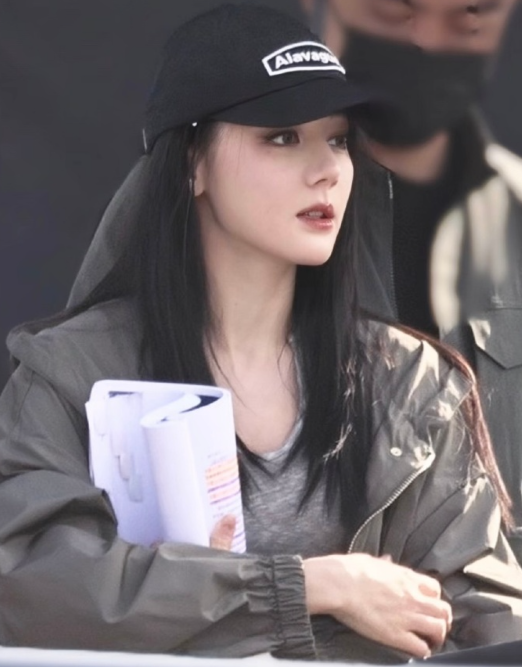 皎皎明月照大地朵朵玫瑰赠予你，你是我今生渡不过的劫