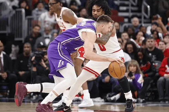 NBA常规赛后，雷迪克谈到东契奇的进攻多样性：
“他无球跑动很出色，持球进攻很出