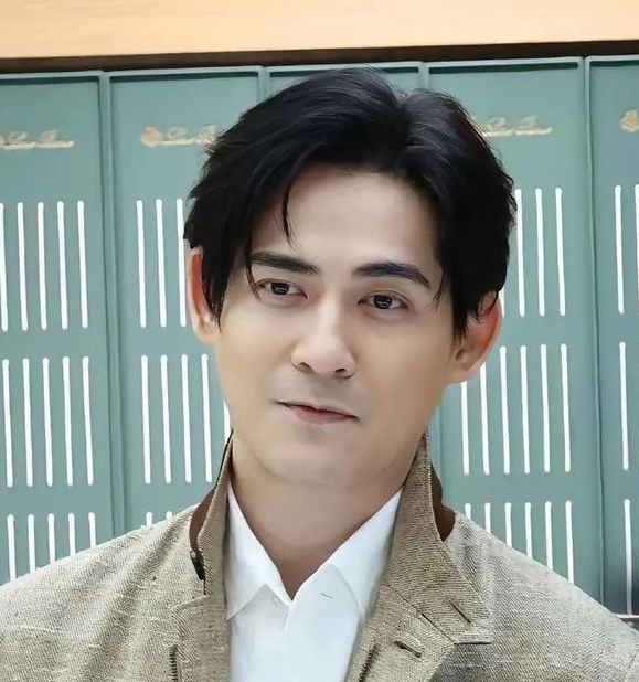 一向很低调的周渝民冲上了热搜
这次他带来一个惊喜的消息，谁能想到，眼尖的网友居然