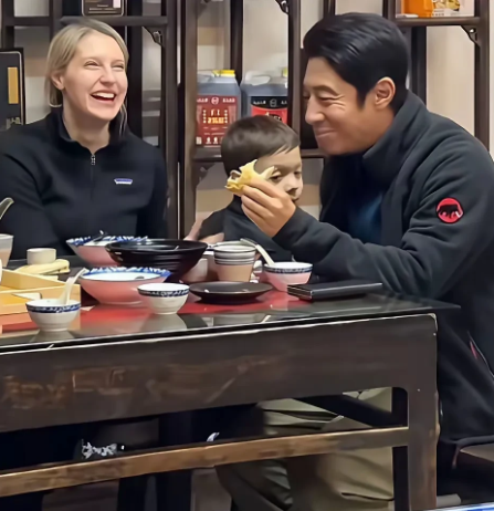 网友在山西大同一家餐馆拍到的撒贝宁一家吃饭的画面，太接地气了！
        