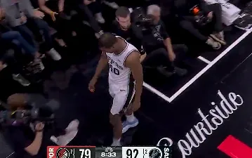 NBA季后赛，马刺对阵开拓者的比赛

第四节比赛，巴恩斯防守中意外扭伤手腕，随后