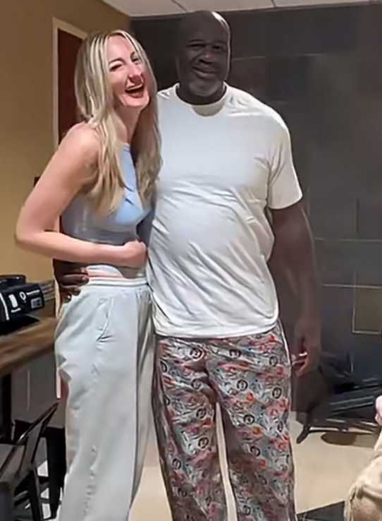 奥尼尔在见到世界上最高的女模特时，无法控制自己的手和嘴唇
当奥尼尔与身高约 2.