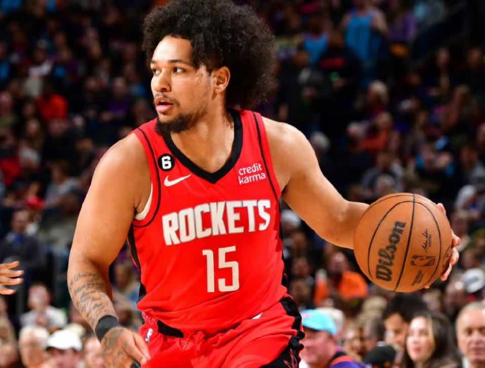 当年火箭队的戴申·尼克斯被很多球迷们所质疑，质疑塞拉斯不应该多用尼克斯，因为当时