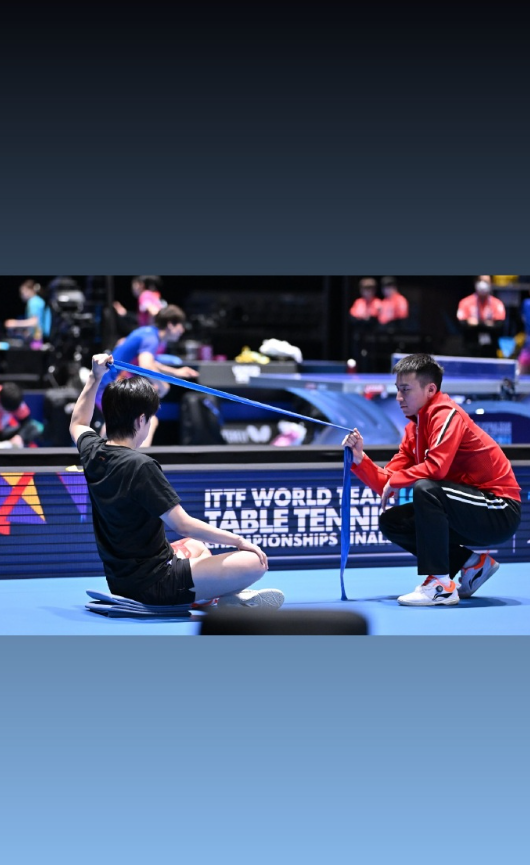 五一假期伦敦世乒赛不懈怠，中国队热身训练，王楚钦就爱坐裁判座位