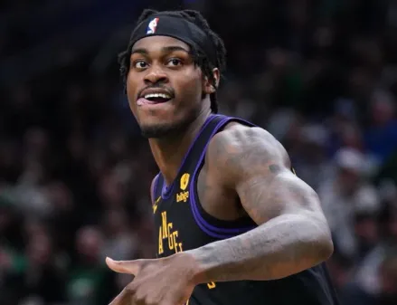 明日，湖人对阵独行侠的比赛即将开始。

赛前，湖人媒体LakersMuse更新社