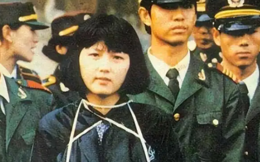 别再说注射死刑比枪毙人道了，全它丫的谬论！枪毙死的痛快，而注射死亡才是真正的折磨…