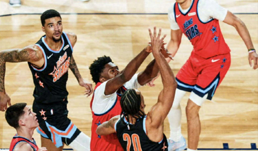 NBA全明星新秀赛继续开打，卡特队对阵麦迪队。最终卡特队41-36战胜麦迪队，埃